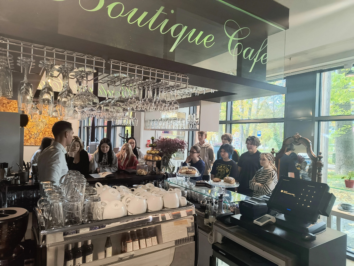 Praktykanci słuchają wskazówek barmana