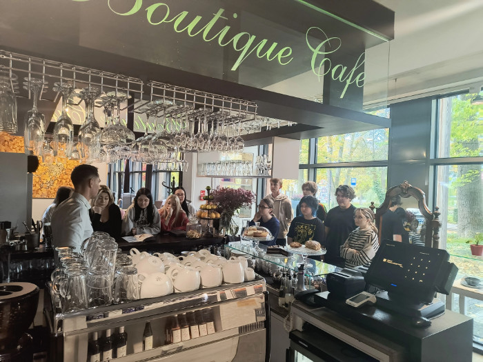 Praktykanci słuchają wskazówek barmana