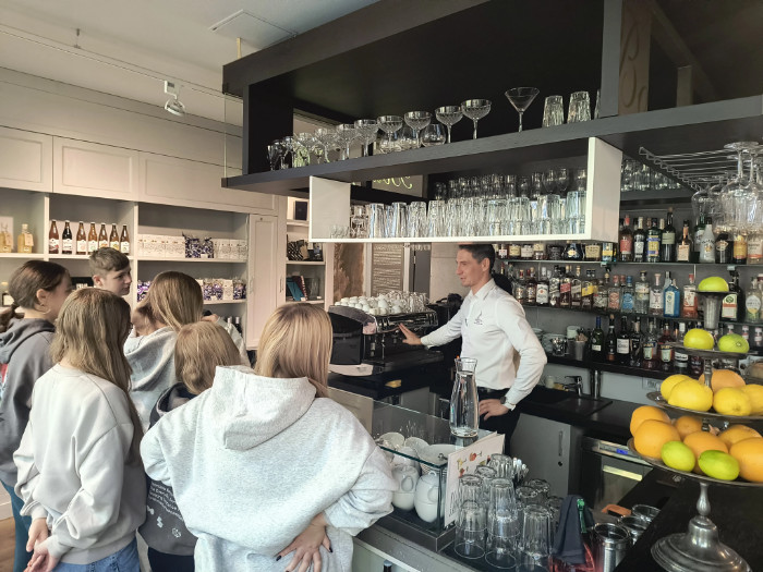 Barysta tłumaczy zasady parzenia kawy