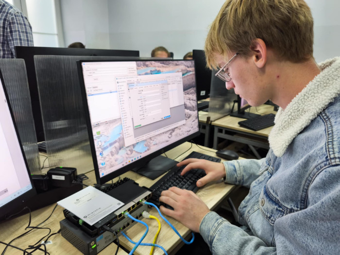 Uczeń pracuje na komputerze