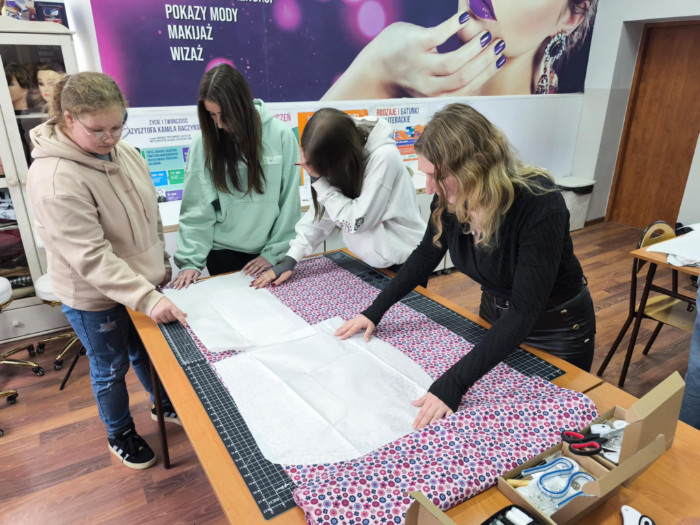 Uczennice uczą się w pracowni krawieckiej