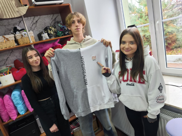 Uczniowie w pracowni krawieckiej