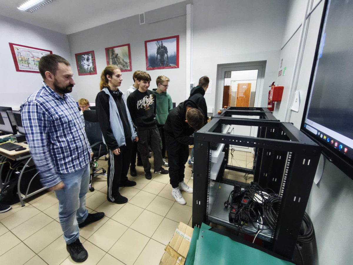 Uczniowie podczas zajęć praktycznych w sali komputerowej