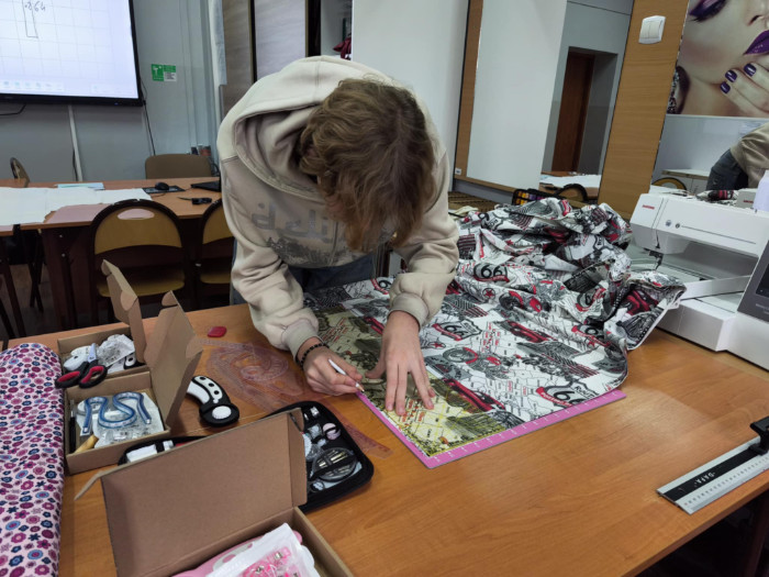 Uczeń w pracowni krawickiej