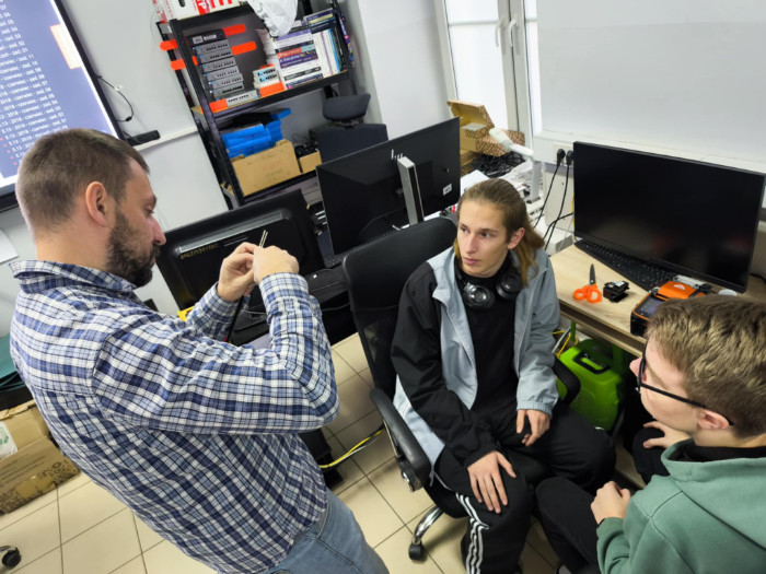 Uczniowie w trakcie zajęć informatycznych