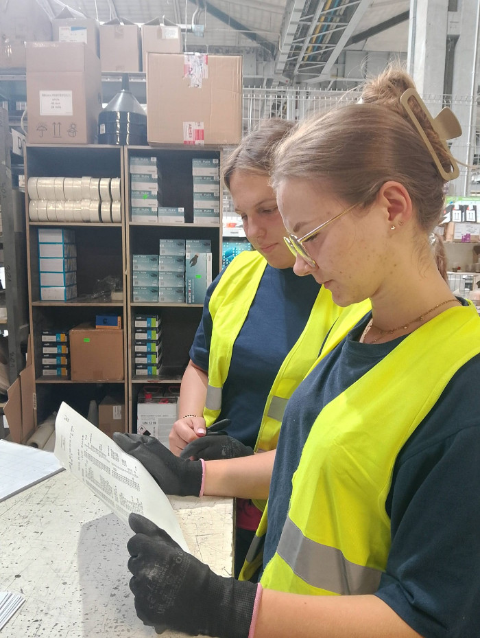 Stażystki podczas prac w magazynie