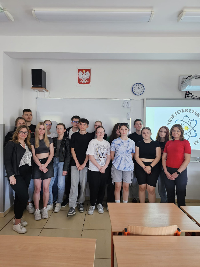 Uczniowie biorący udziałw stażach i ich nauczyciele