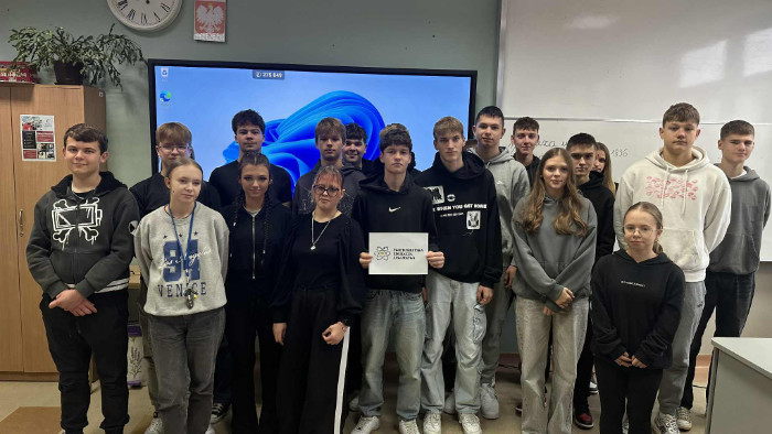 Uczniowie biorący udział w praktykach