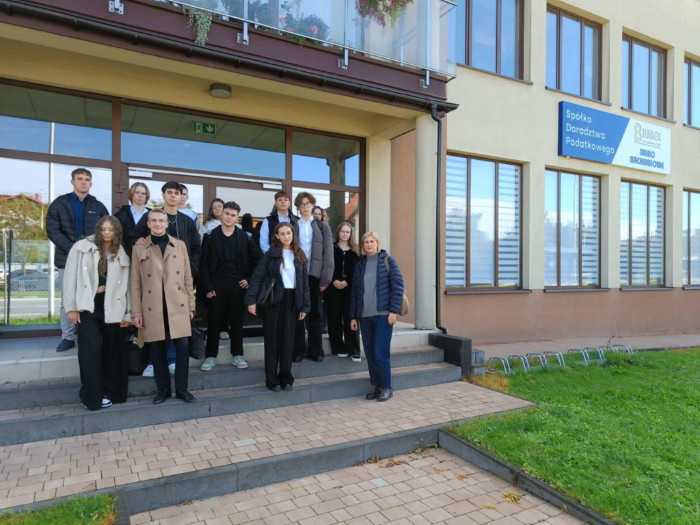 Uczniowie stoją przed budynkiem Biurex 2