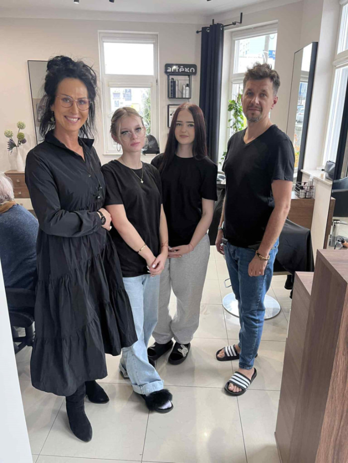 Uczennice i pracownicy jednego z zakładów fryzjerskich