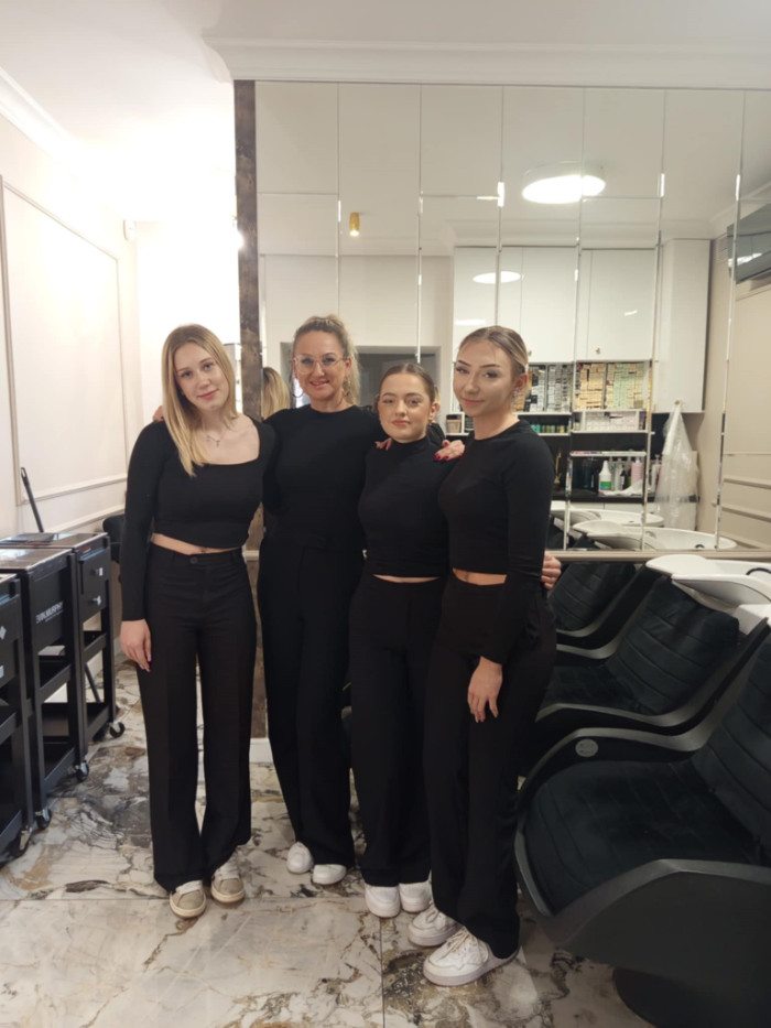 Uczennice i pracownica jednego z zakładó fryzjerskich