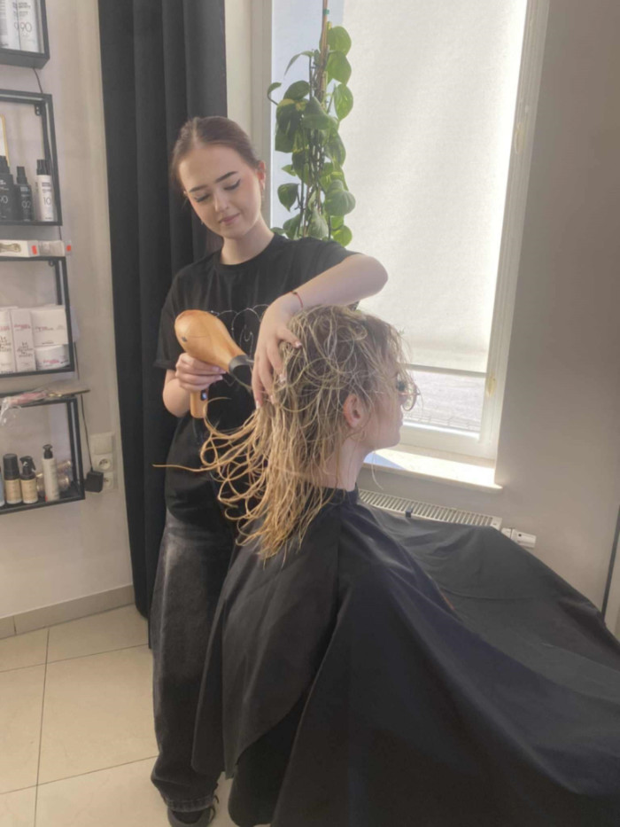 Uczennica ćwiczy suszenie włosów