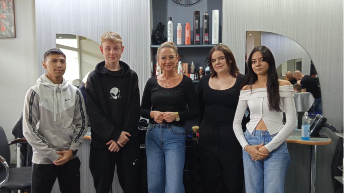 Uczniowie na praktykach