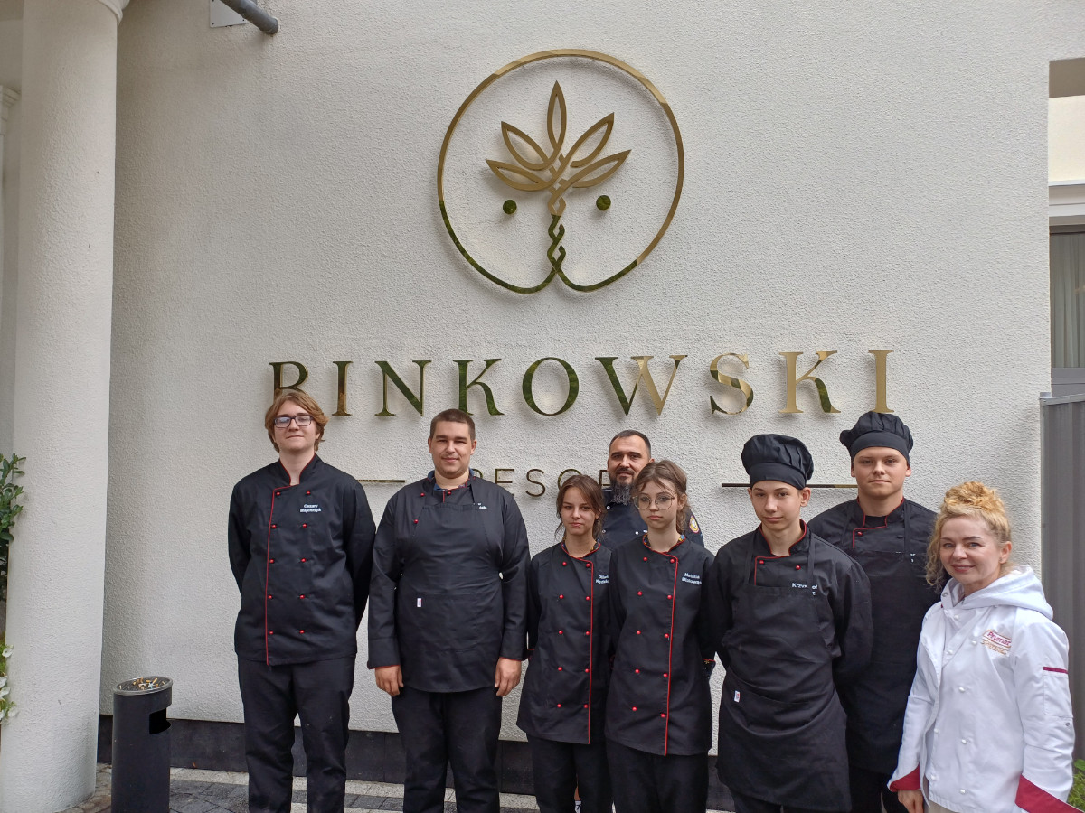 Uczniowie przed Binkowski Resport