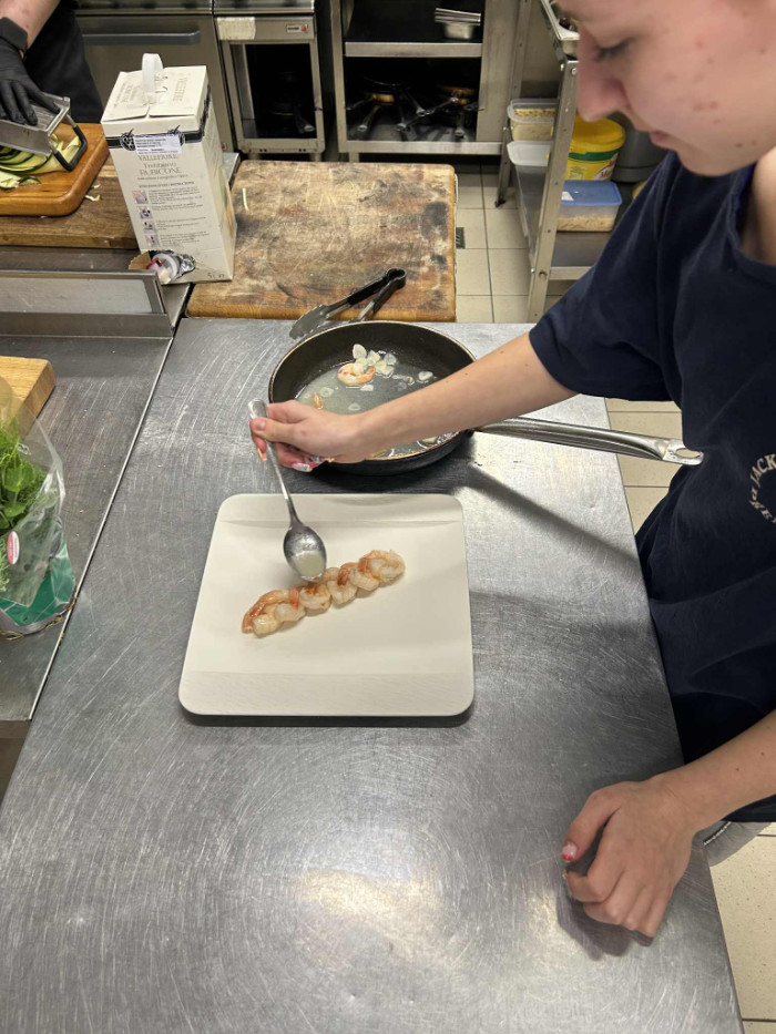 Uczennica przygotowuje posiłek