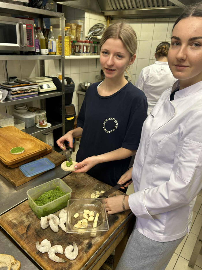 Uczennice przygotowują posiłek