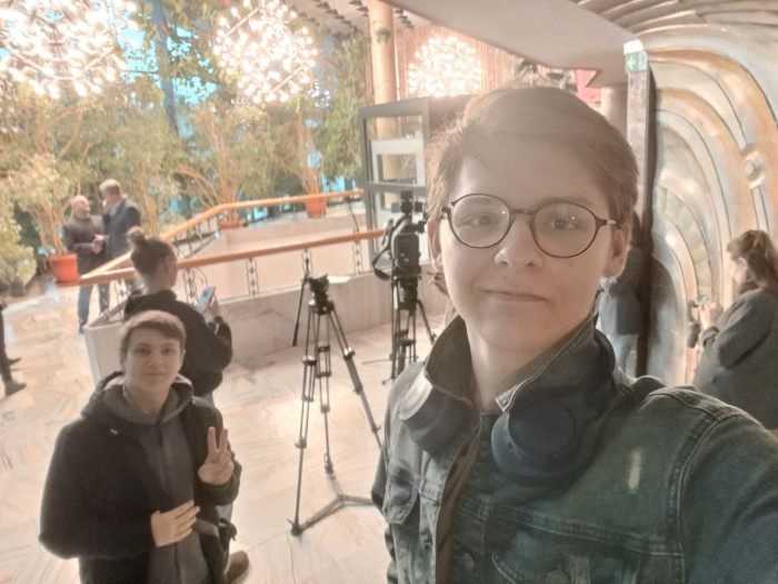 Uczniowie w trakcie nagrywania materiału wideo