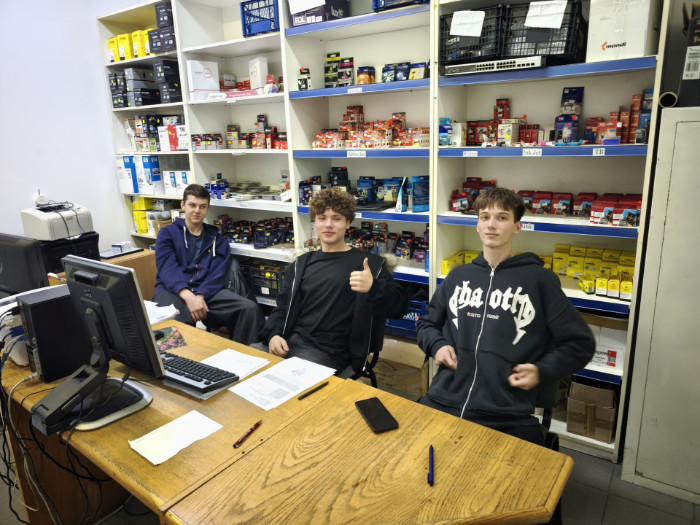 Praktykanci w sklepie komputerowym