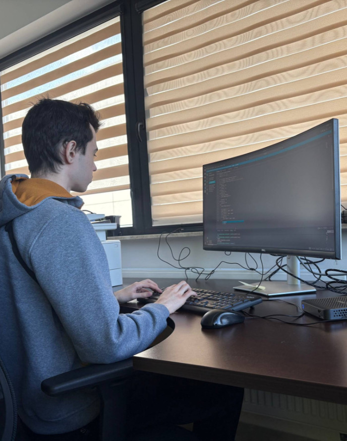 Uczeń programuje na komputerze