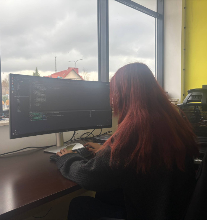 Uczennica programuje na komputerze