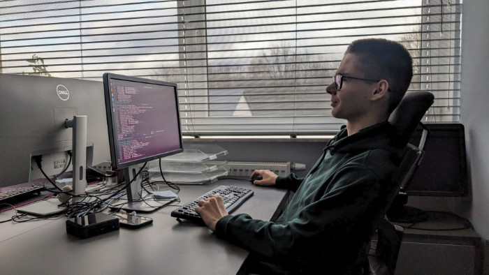 Praktykant zajmuje się programowaniem