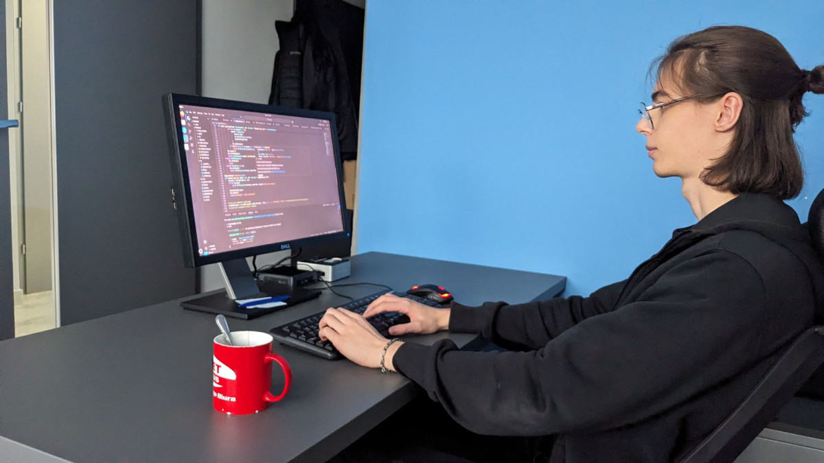 Uczeń pracuje przy komputerze