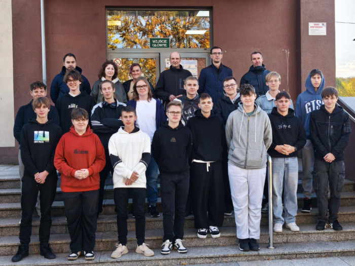 Uczniowie przed wejściem do Opatowskiego Ośrodka Kultury
