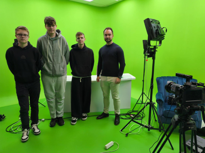 Uczniowie w studiu telewizyjnym