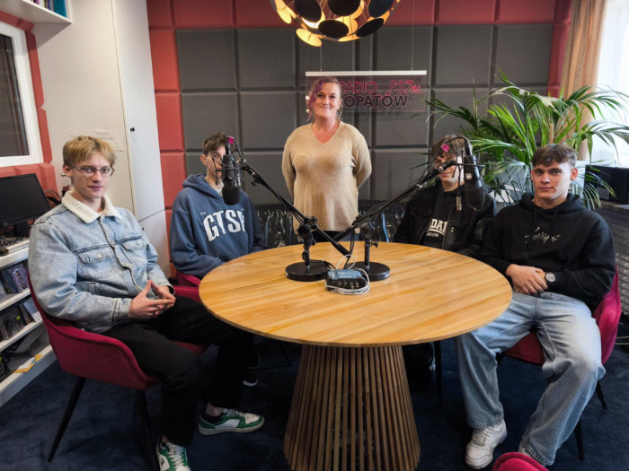 Stażyści i pracowniaca Ośrodka w studiu radiowym