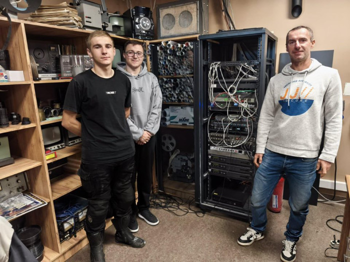 Uczniowie i pracownik Ośrodka w pomieszczeniu technicznym