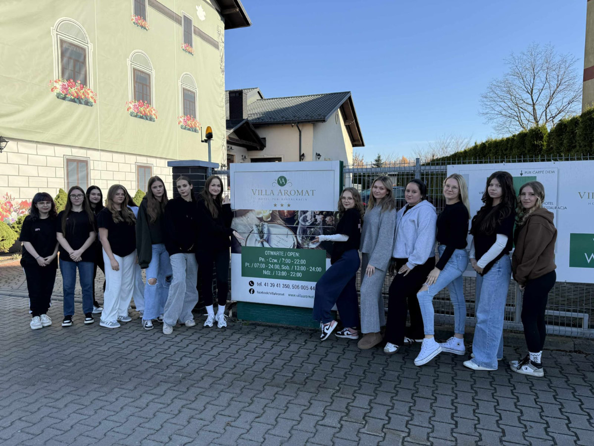 Uczennice biorące udział w zajęciach praktycznych przed hotelem Villa Aromat