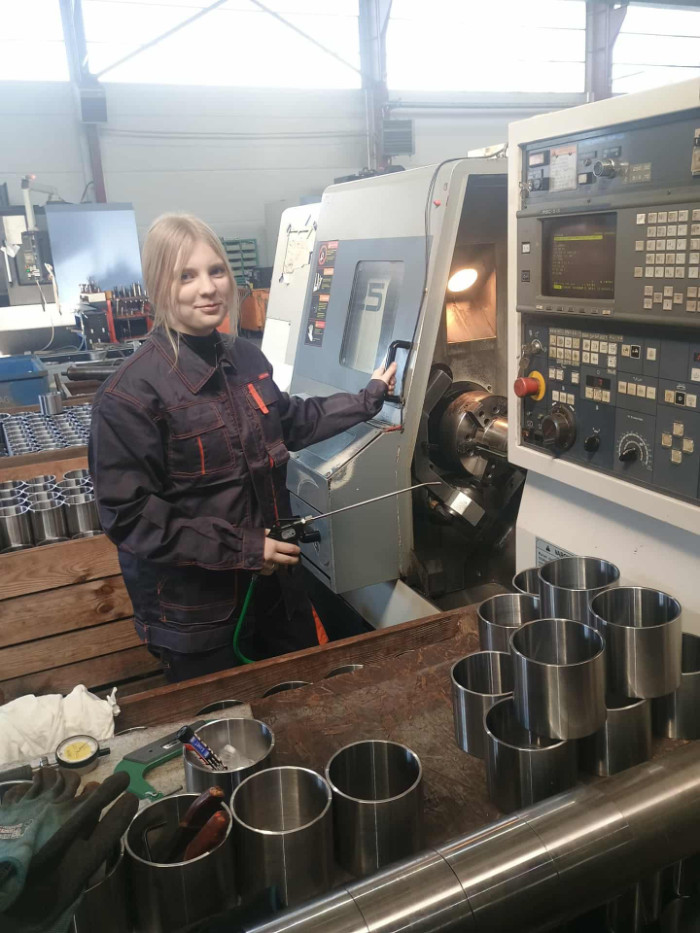 Uczennica przy maszynie