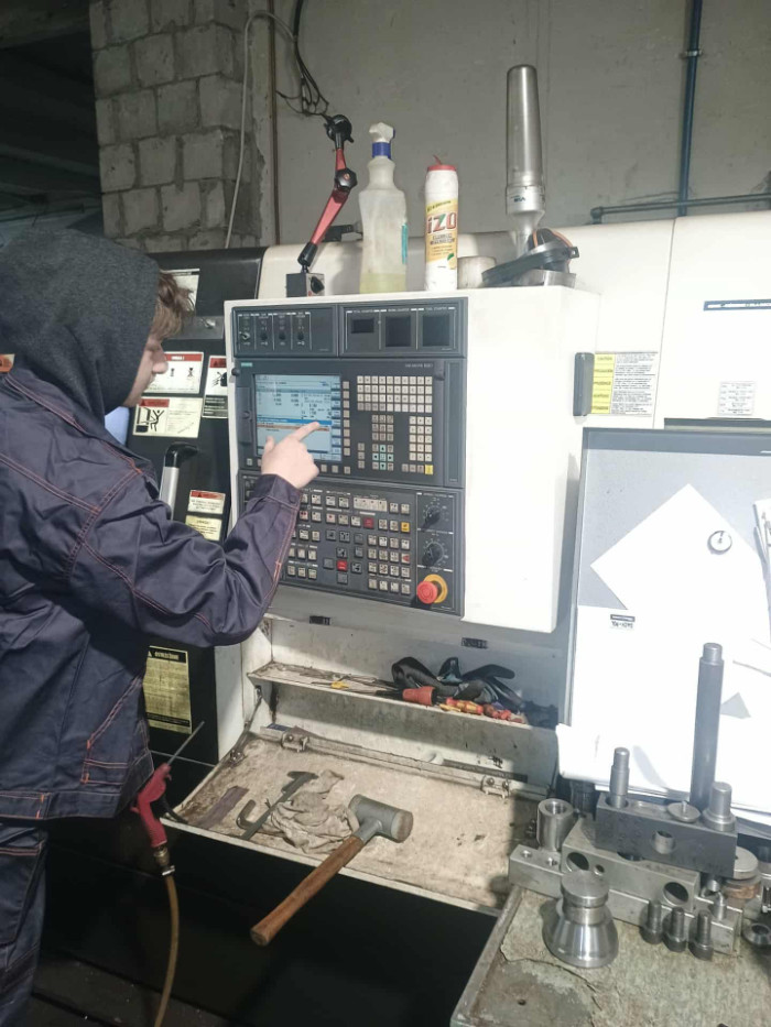 Uczeń pracuje na maszynie z dotykowym wyświetlaczem