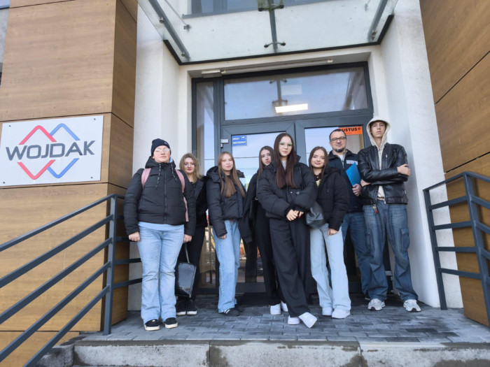 Stażyści przed wejściem do firmy Wojdak