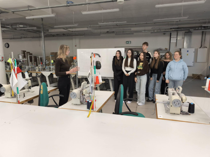 Pracownica firmy Wojdak tłumaczy stażystom zasady BHP