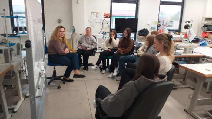 Stażyści słuchają pracownicy firmy Wojdak