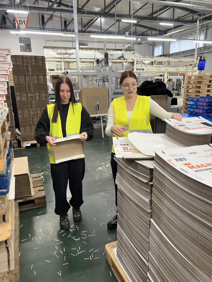 Praktykantki pracują w magazynie firmy Magnus