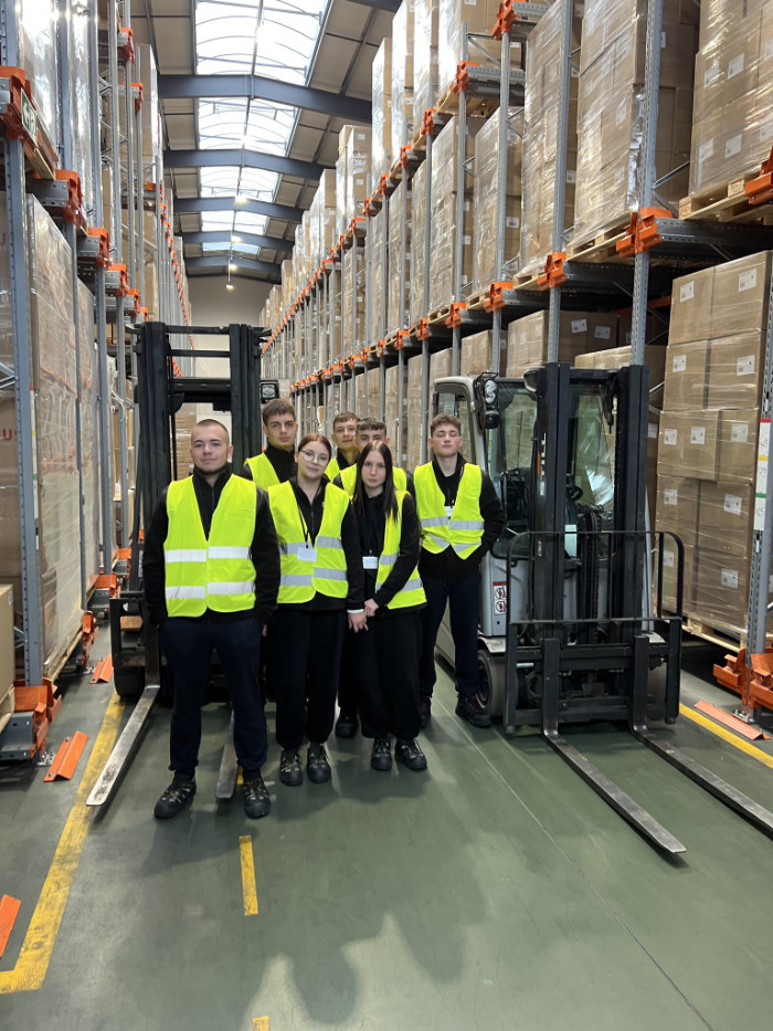 Praktykanci w magazynie firmy