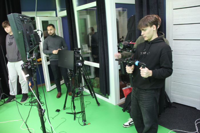 Uczniowie w trakcie praktyk w studiu nagrań