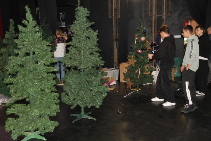 Uczniowie w trakcie praktyk w studiu