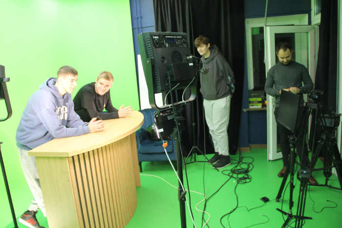 Uczniowie w studiu nagrań