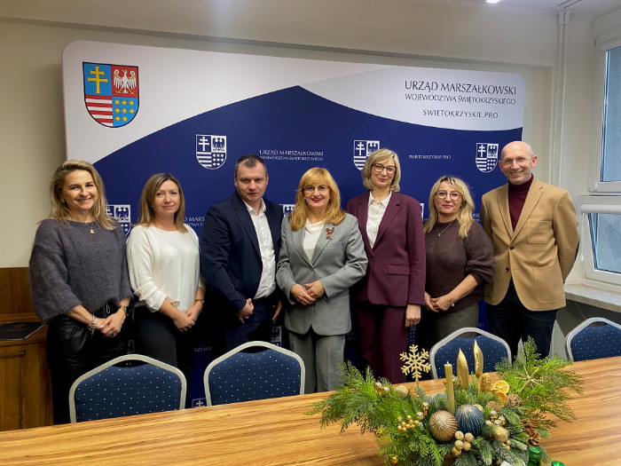 Od lewej: Agnieszka Długosz – Rzepka (KDZ), Magdalena Pańczyk (KDZ), Daniel Przybylski – dyrektor Departamentu Edukacji, Kultury i Sportu, Anita Koniusz – członek Zarządu Województwa Świętokrzyskiego, Renata Dziedzic (KDZ), Małgorzata Stachura (KDZ), Marcin Perz - zastępca dyrektora Departamentu Edukacji, Kultury i Sportu
