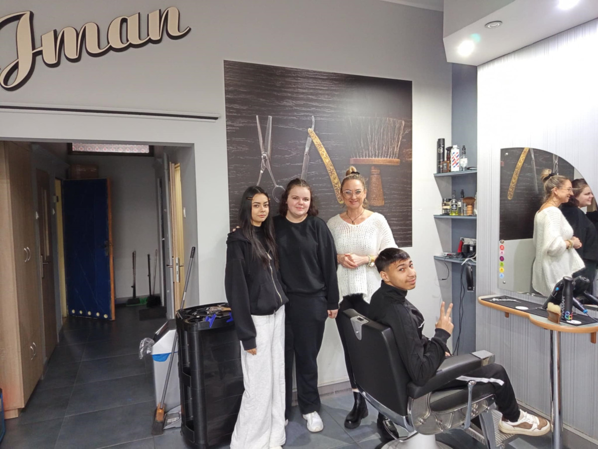 Praktykanci w salonie fryzjerskim