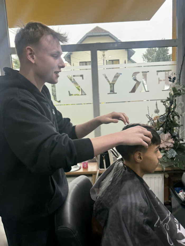 Praktykanci podczas układania włosów