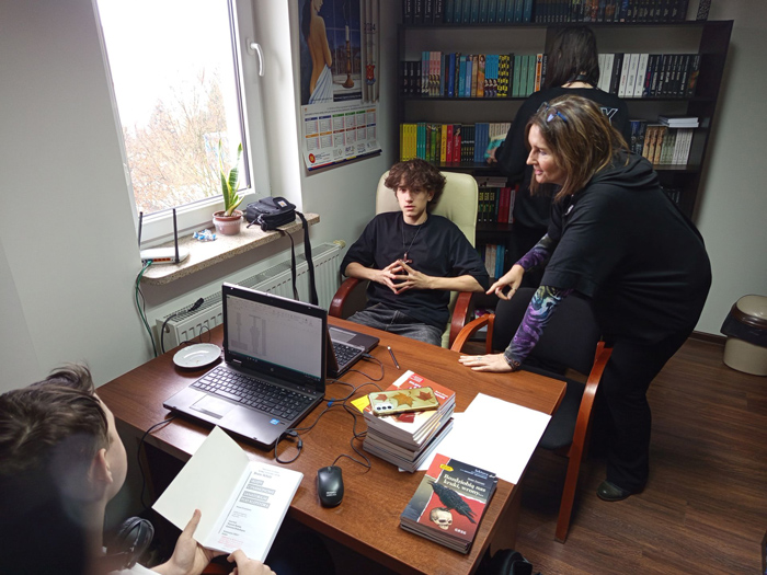 Uczniowie podczas prac biurowych