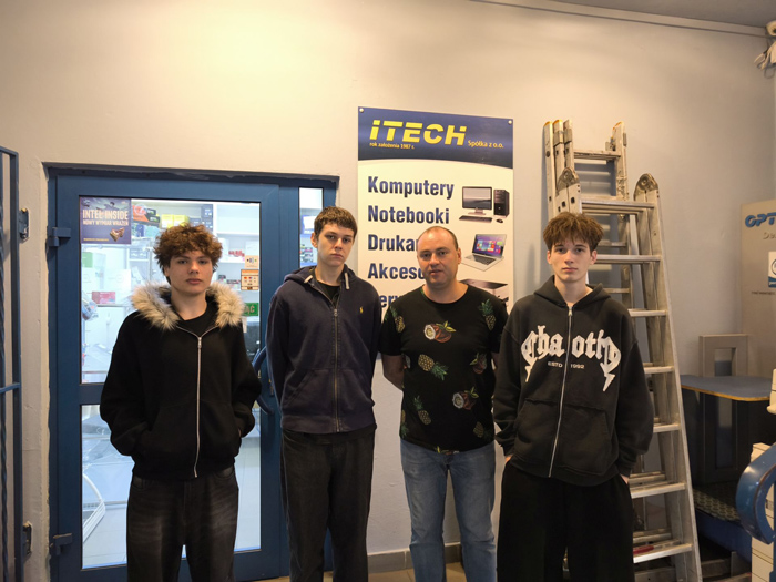 Praktykanci w firmie komputerowej ITECH