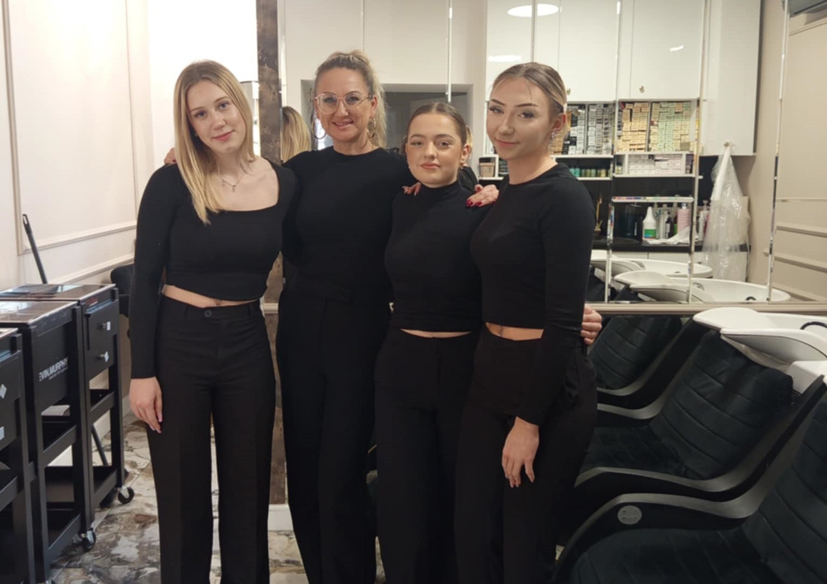 zennice podczas praktyk w zakładzie fryzjerskim