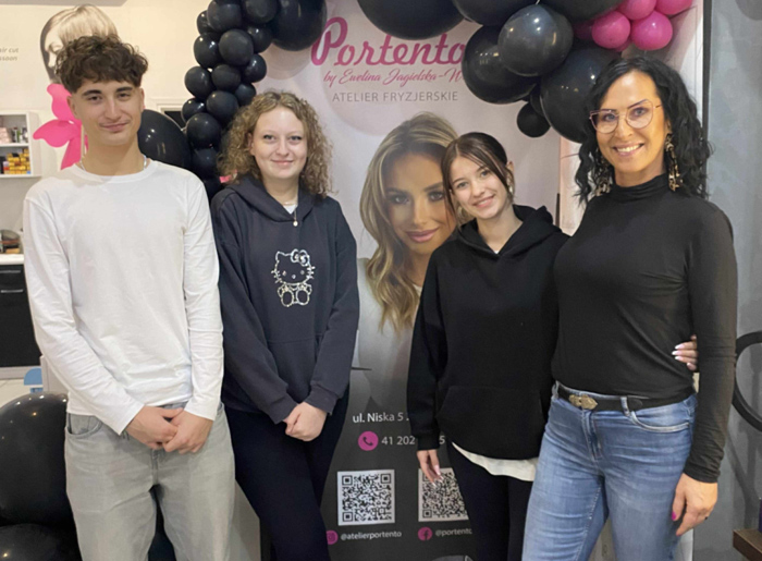 Uczniowie w trakcie praktyk w salonie fryzjerskim