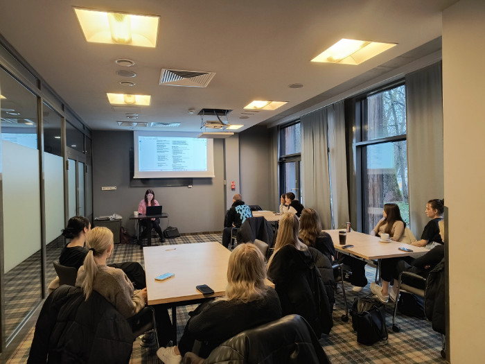 Uczestnicy spotkania. Widok z tyłu sali