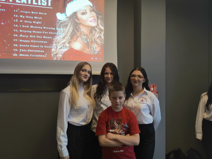 Pracownice hotelu i uczeń biorący udział w warsztatach